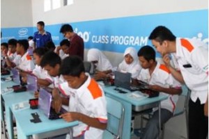 Siswa SMK Pertiwisaat merakir net book.